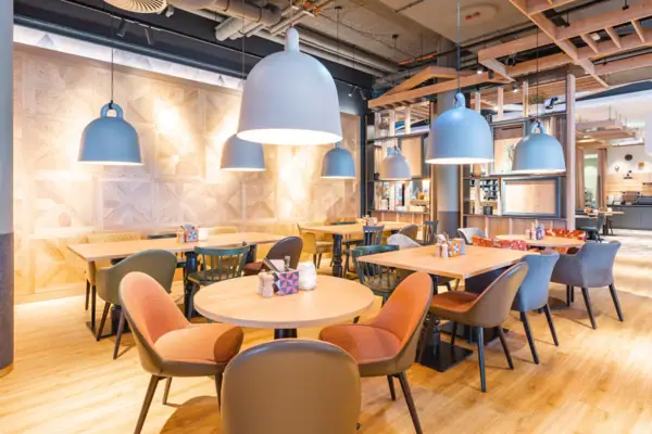 Ein Restaurant mit Tischen und Stühlen.