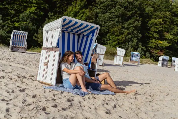 A man and a woman are sitting in a beach chair in Bansin on Usedom.
