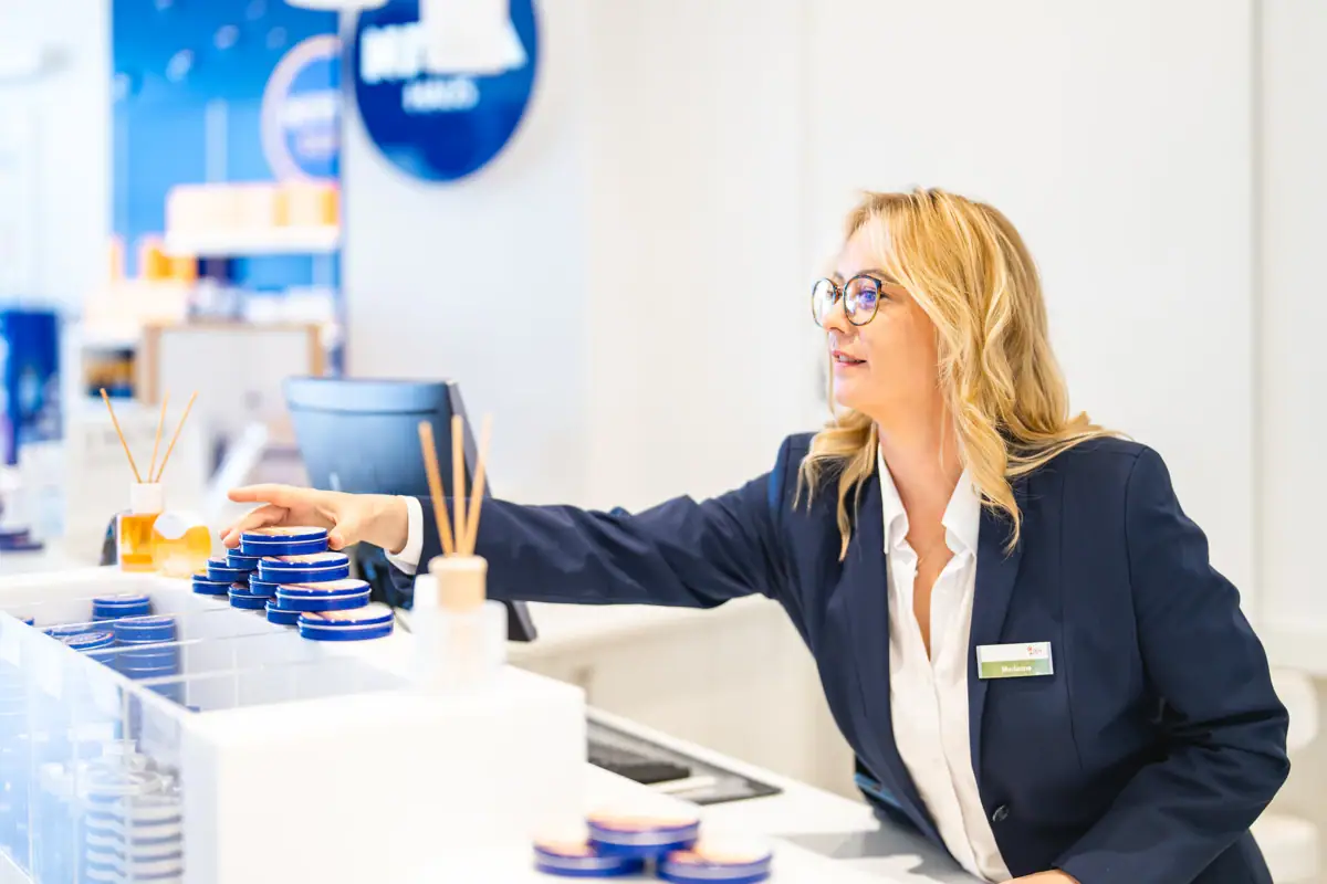 Nivea Shop A woman in a suit and glasses.