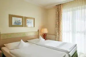 Double room landside A room with two beds and a lamp.