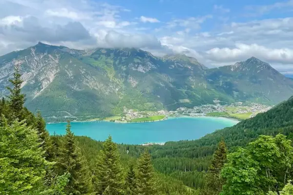 A lake surrounded by trees and mountains.