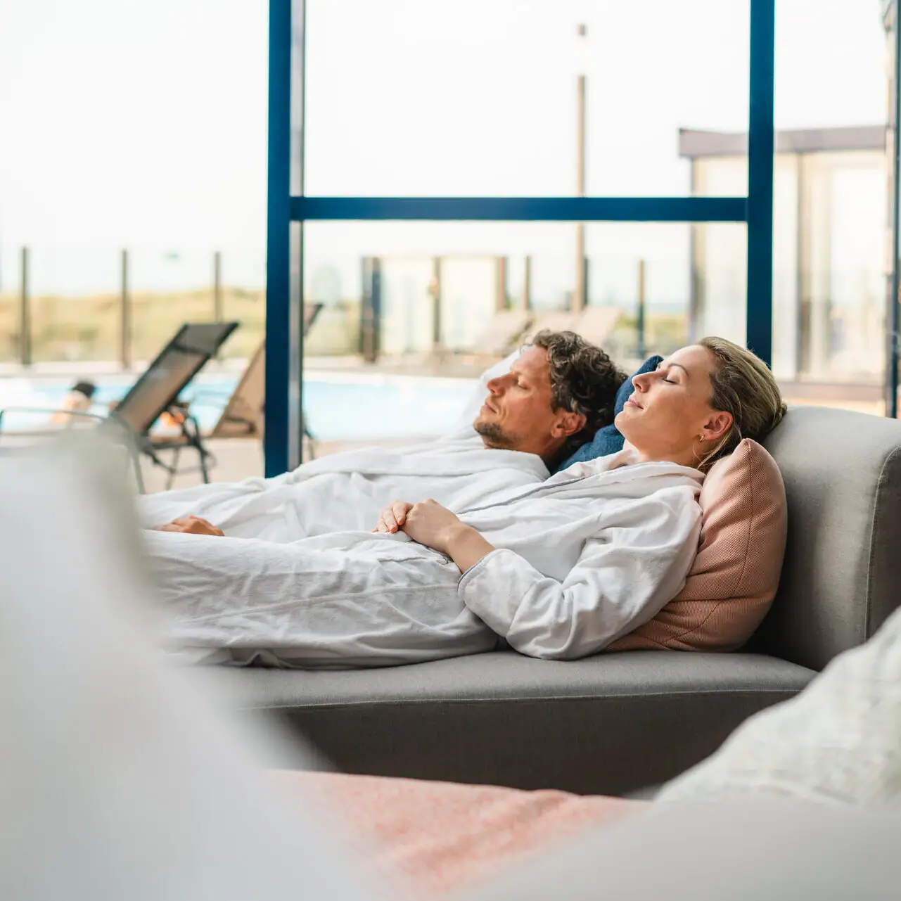 DaySPA at the aja Warnemünde A man and a woman are lying on a couch in the wellness area.