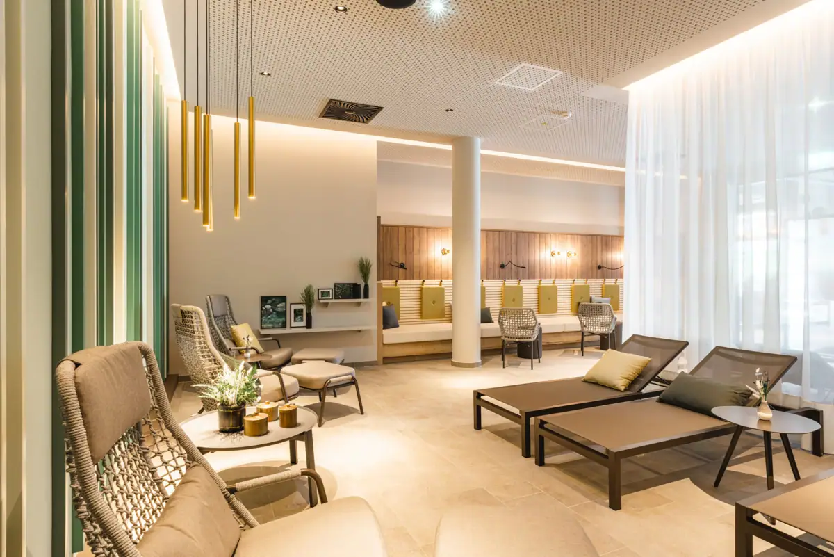 Relaxation area A room with chairs and tables.