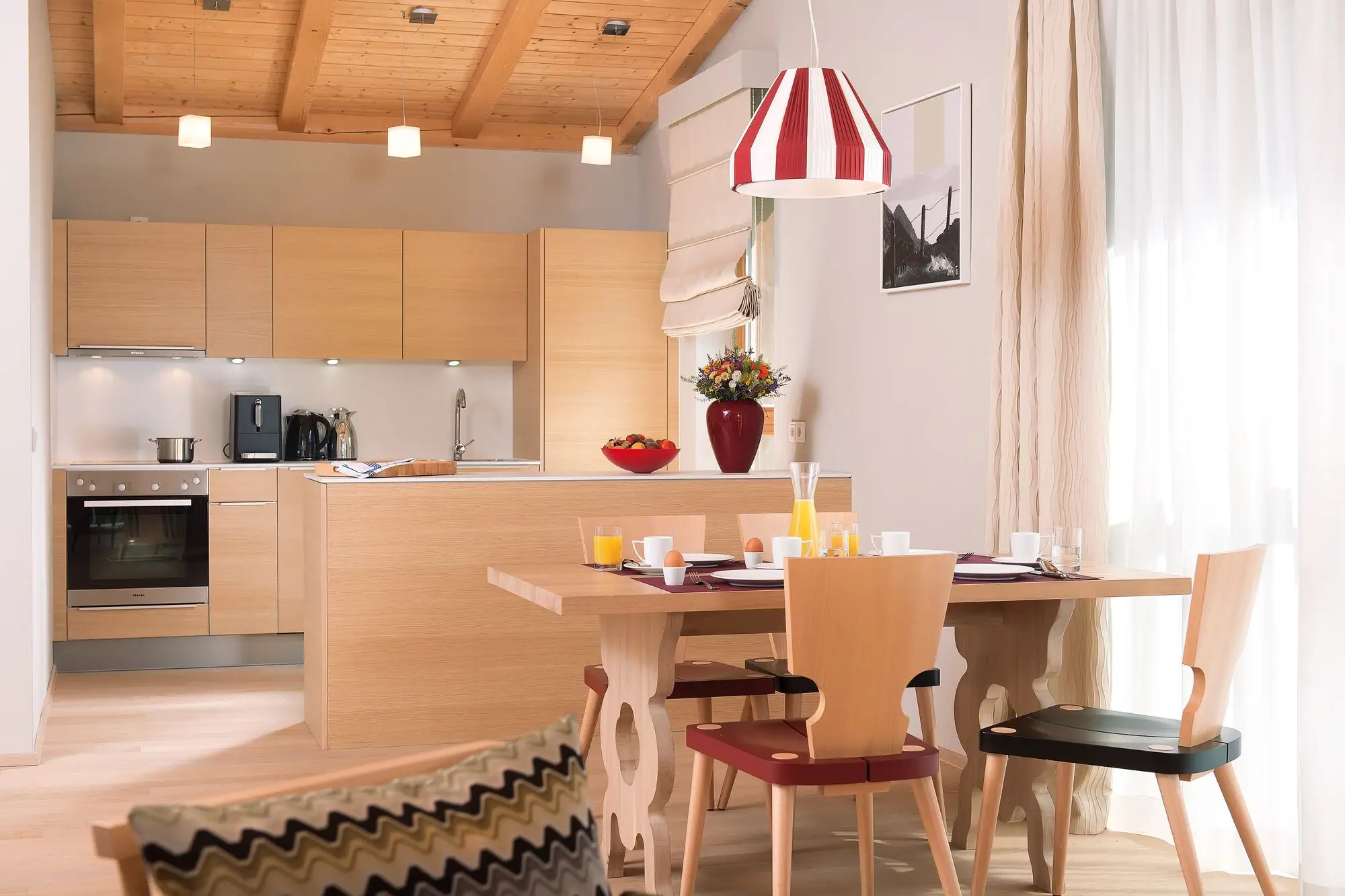 Holiday flats Werfenweng A kitchen and a dining room with table and chairs.