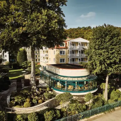 Das aja Strandhotel Bansin umgeben von Bäumen.