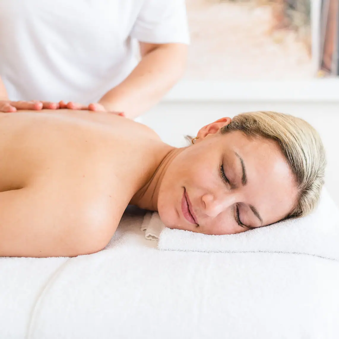 Applications at the aja Warnemünde A woman lies on a massage table.