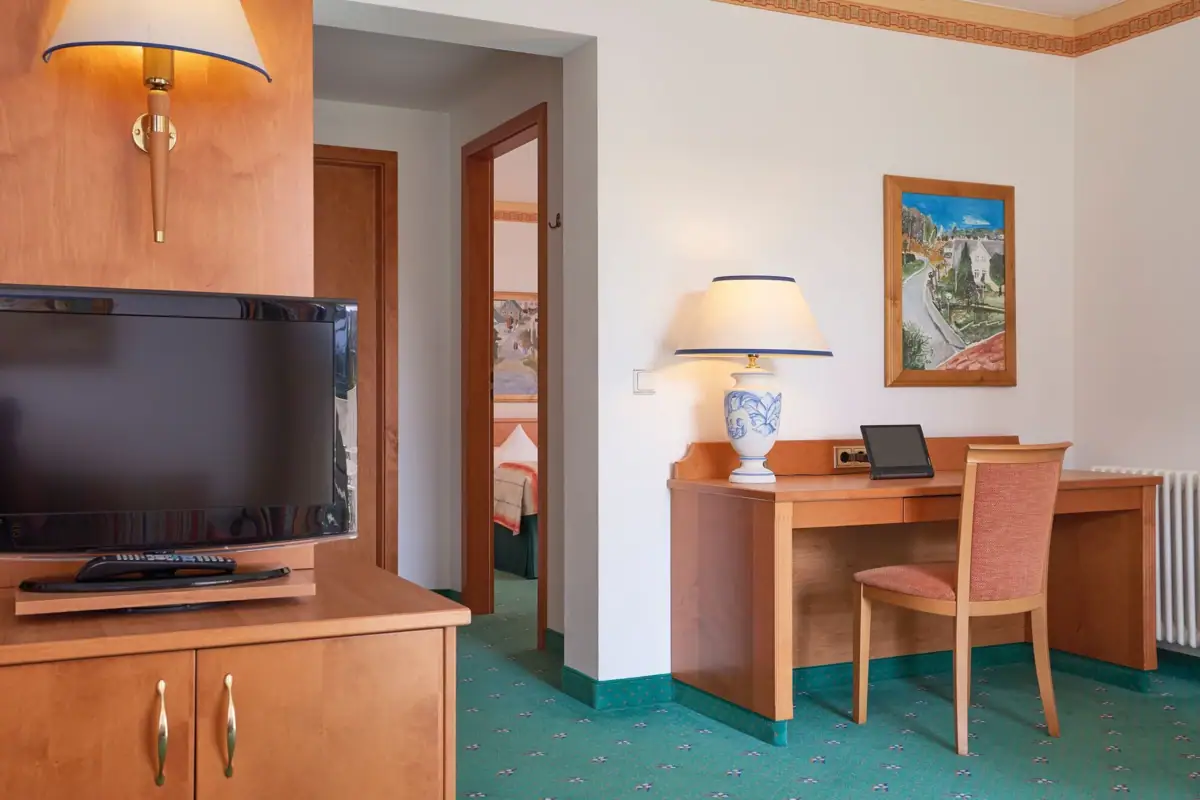 Hotel rooms Nordperd & Villas A room with a desk and a television.