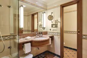 Bathroom with washbasin and mirror
