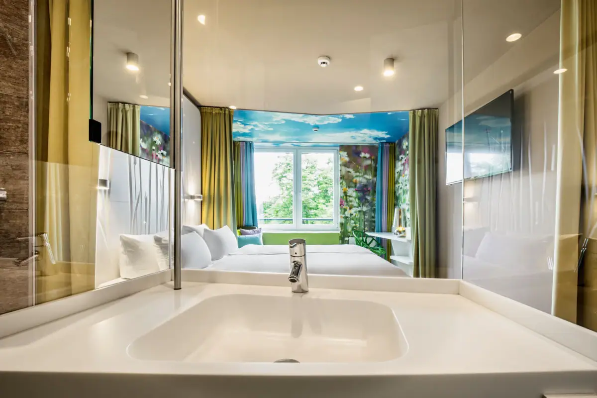 Rooms at the aja Bad Saarow A washbasin in a room with a wall and tap.