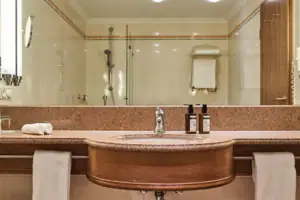 A bathroom with washbasin and mirror.