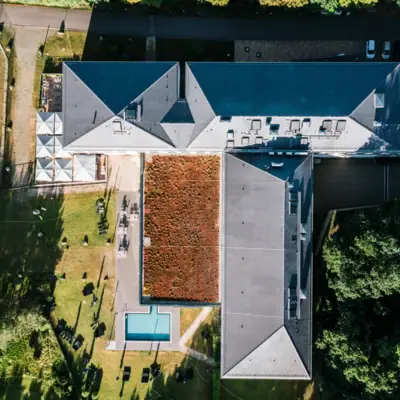 aja Bad Saarow A building with an outdoor pool and lawn.