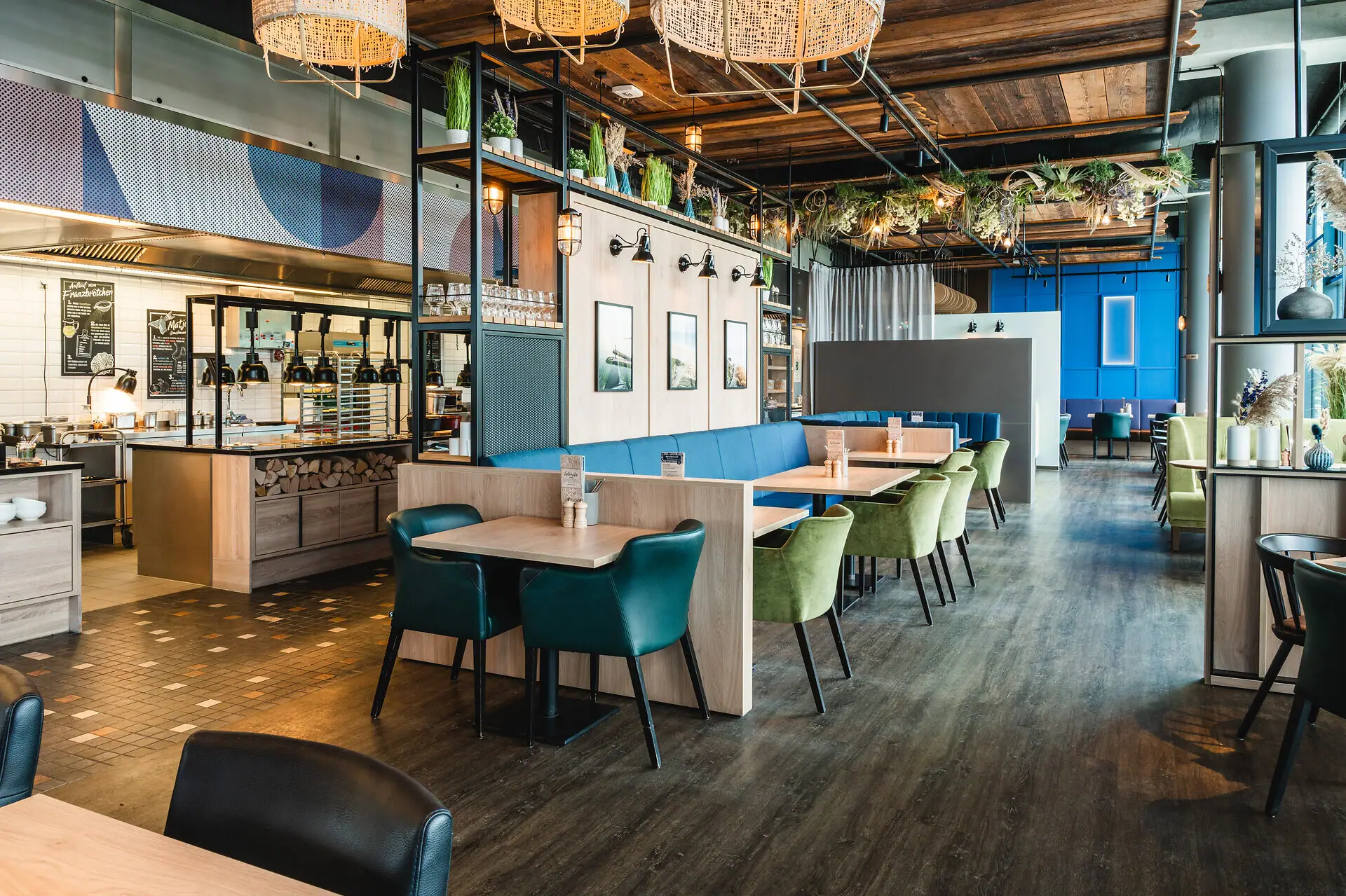 A restaurant with tables and chairs.