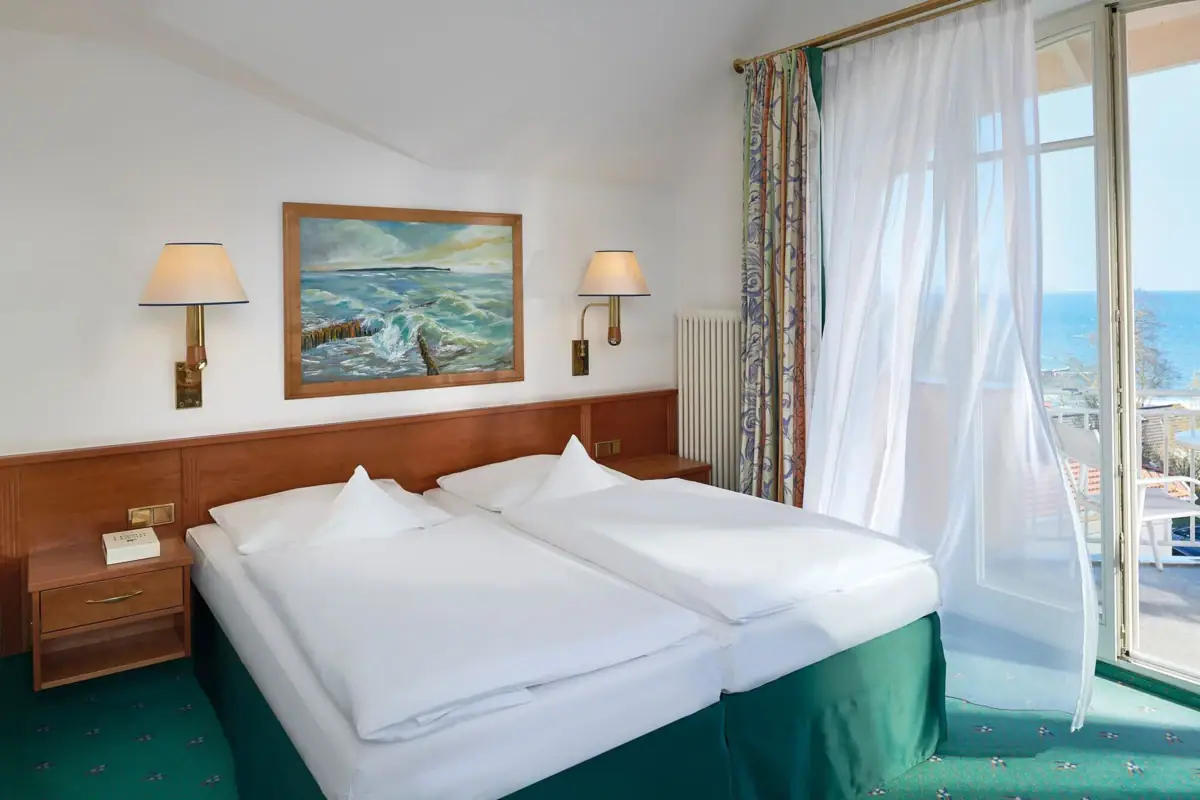 Hotel rooms Nordperd & Villas A room with two beds and a window.