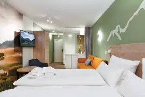 Double room aja Ruhpolding A room with a bed and a television.