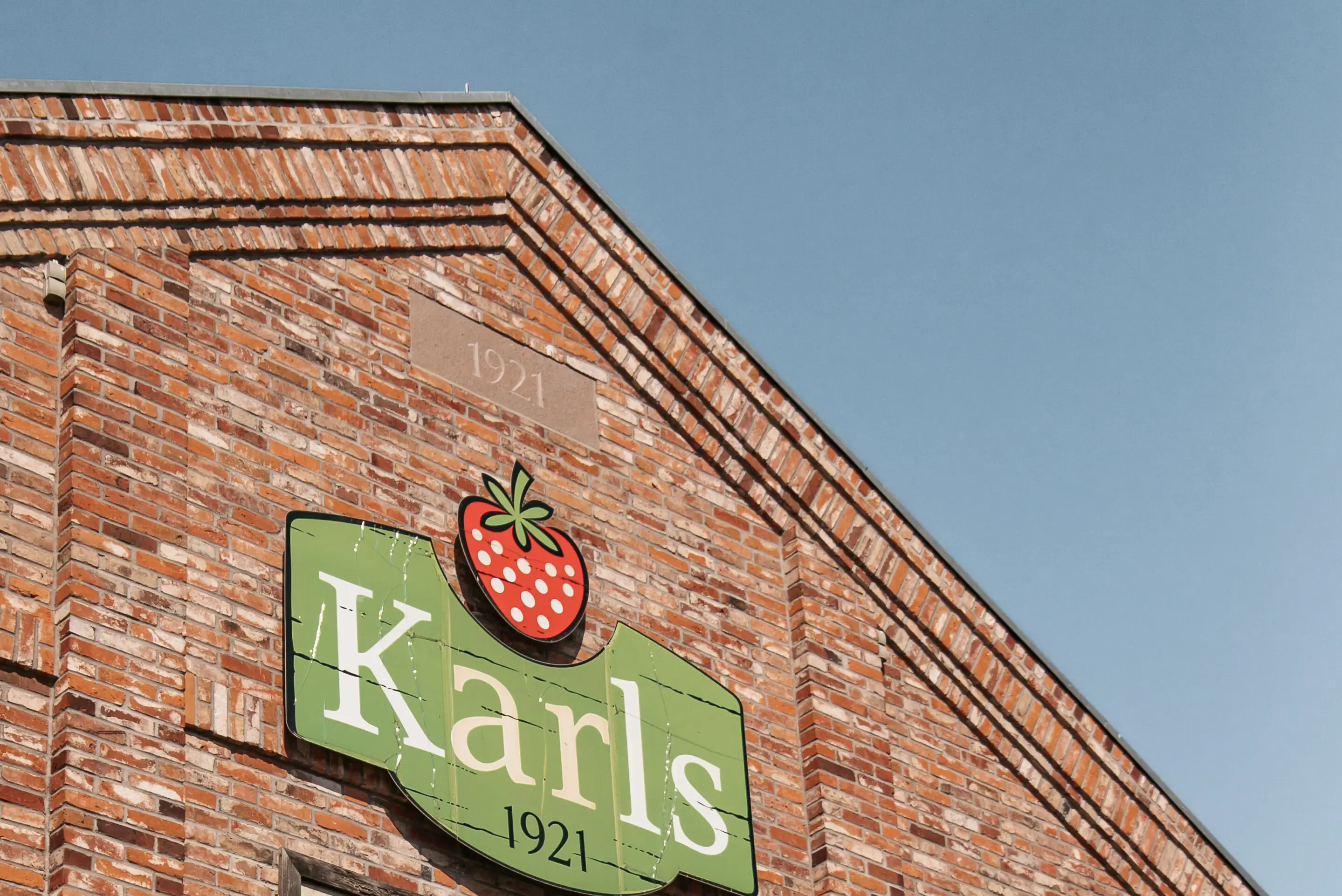 Karls Adventure Village Elstal A sign on the side of a brick building.