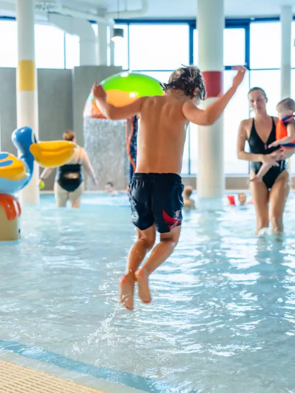 A family in a children’s paddling pool at aja Warnemünde.