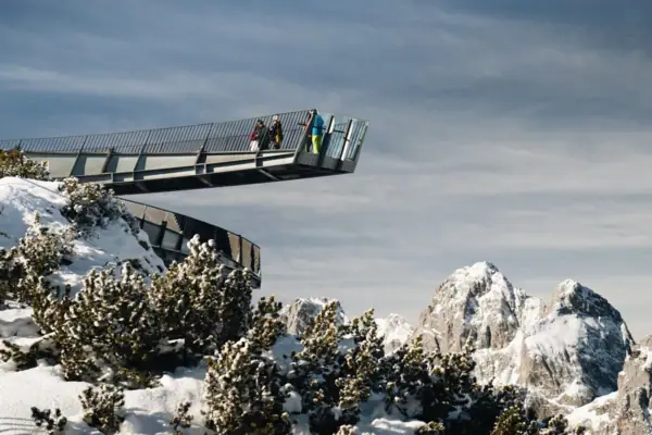 The AlpspiX viewing platform as an attraction in Garmisch-Partenkirchen above snow-covered mountains.