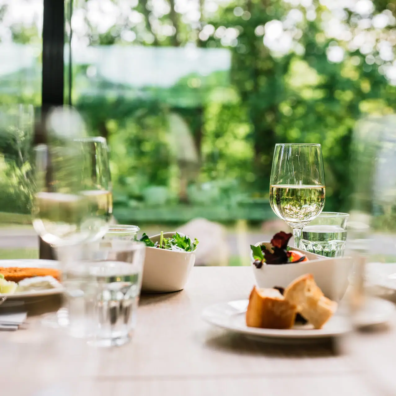 Eating and drinking at aja Bad Saarow A table with various dishes and wine glasses.