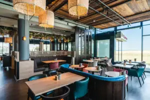 Ein Restaurant mit Tischen und Stühlen.