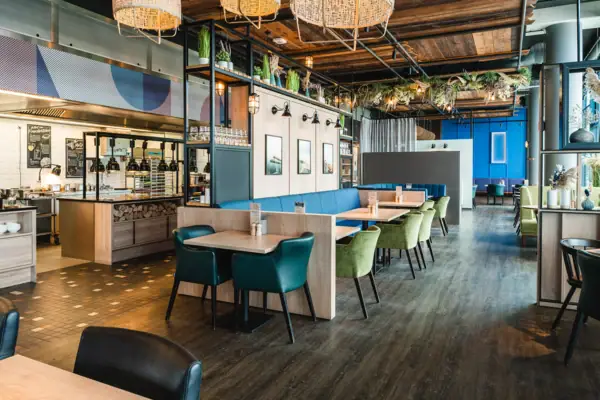 A restaurant with tables and chairs.