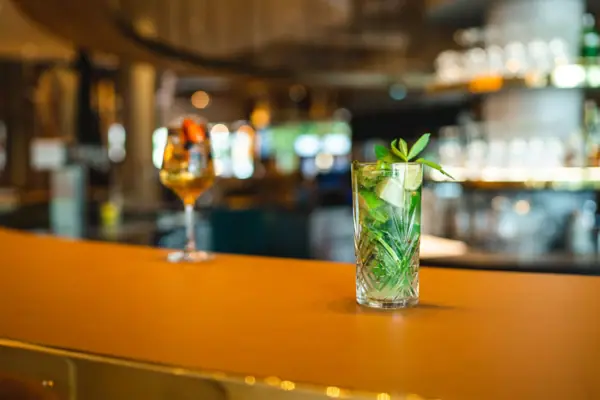 Two cocktails are on the counter at the aja Bar in Garmisch-Partenkirchen.