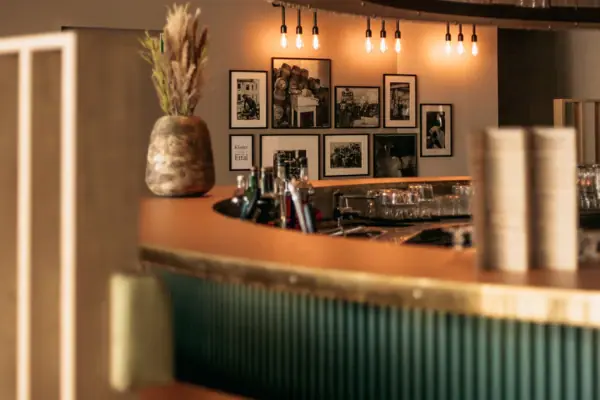 A modern bar counter with a vase in the aja Bar Garmisch-Partenkirchen