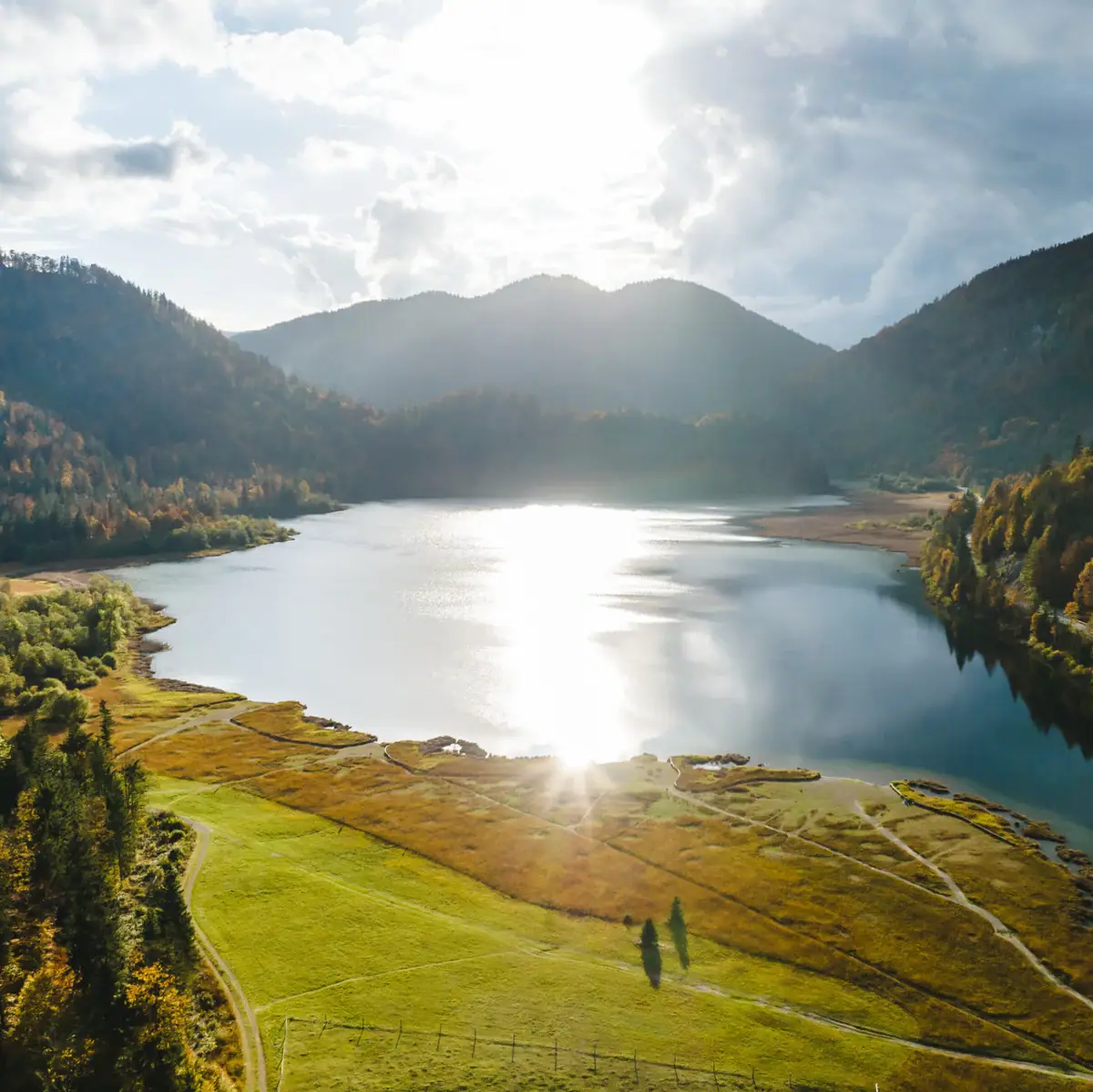 Three-lake region in Chiemgau A lake surrounded by mountains.